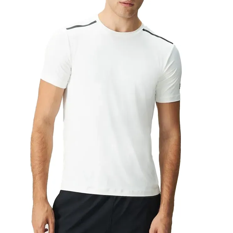 Camiseta branca masculina Fila Performa Wind mostrando torso e braços com faixa preta horizontal